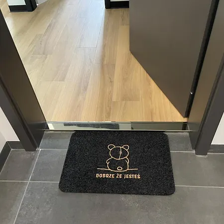 Arkady Apartamento Police